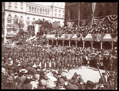 Blick von oben auf die Menge und eine marschierende Militärgruppe in der Dewey-Parade auf der Fifth Avenue, New York, 1899 (Silbergelatineabzug) von Byron Company